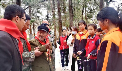 山東沂南：抗戰老兵少先隊員手拉手講學黨史